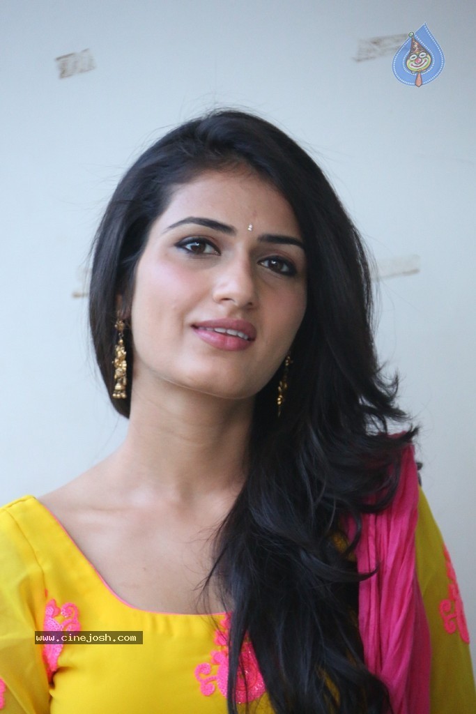 Sana Stills - 21 / 79 photos