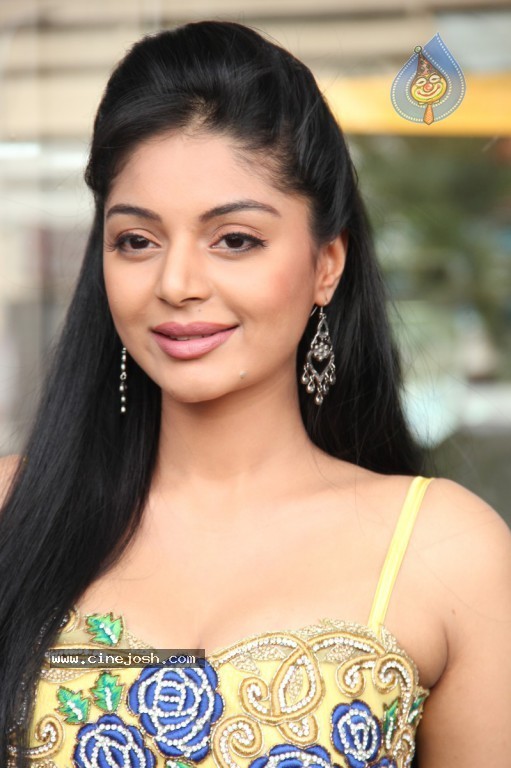 Sanam Shetty Stills - 35 / 44 photos