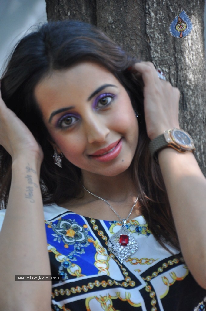 Sanjana Latest Pics - 33 / 93 photos