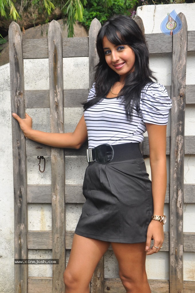 Sanjana Latest Stills - 7 / 44 photos