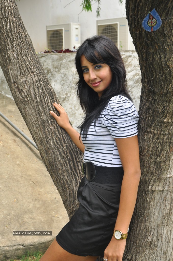 Sanjana Latest Stills - 19 / 44 photos