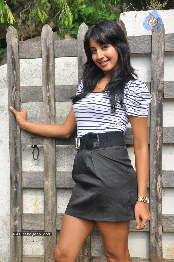 Sanjana Latest Stills - 34 / 44 photos