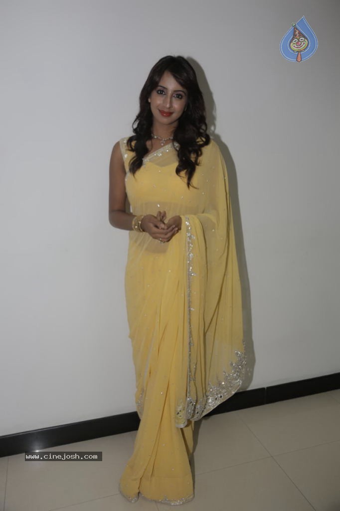 Sanjana New Stills - 4 / 31 photos