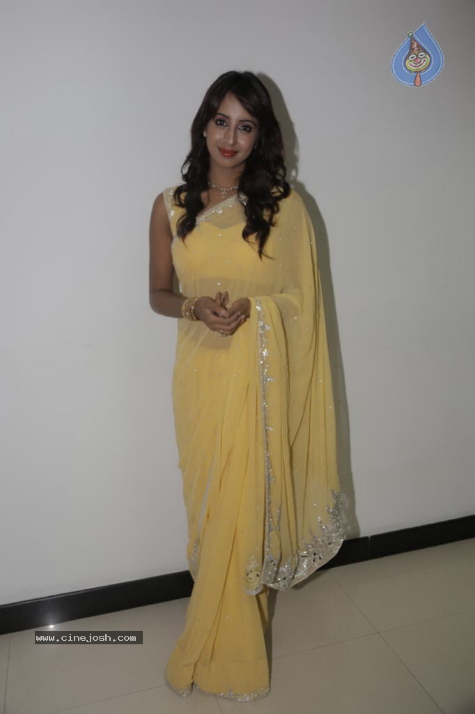 Sanjana New Stills - 5 / 31 photos