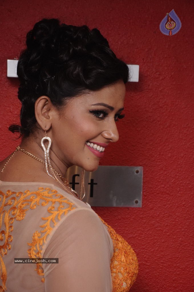 Sanjana Sing Hot Photos - 5 / 22 photos