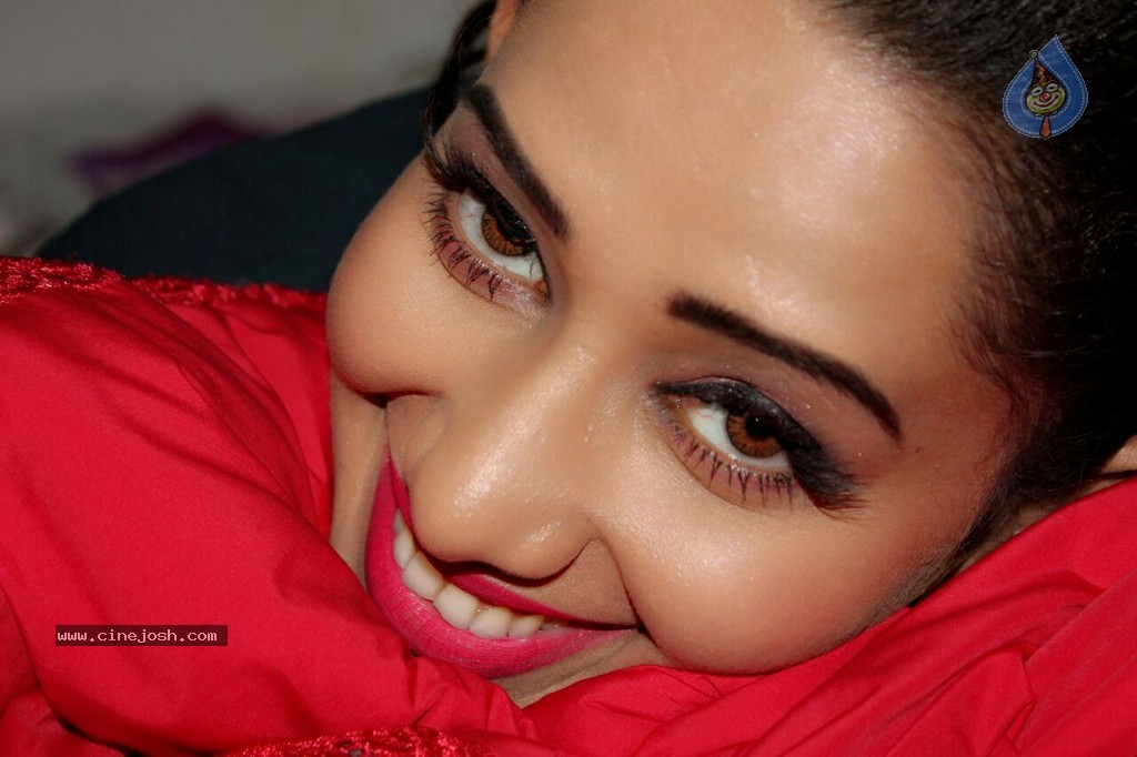 Sanjana Singh Stills - 6 / 21 photos