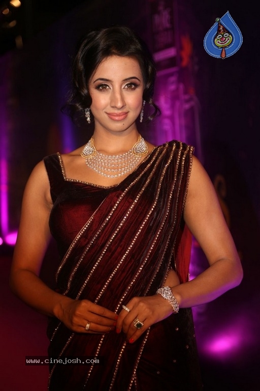 Sanjjanaa At Zee Apsara Awards - 7 / 9 photos