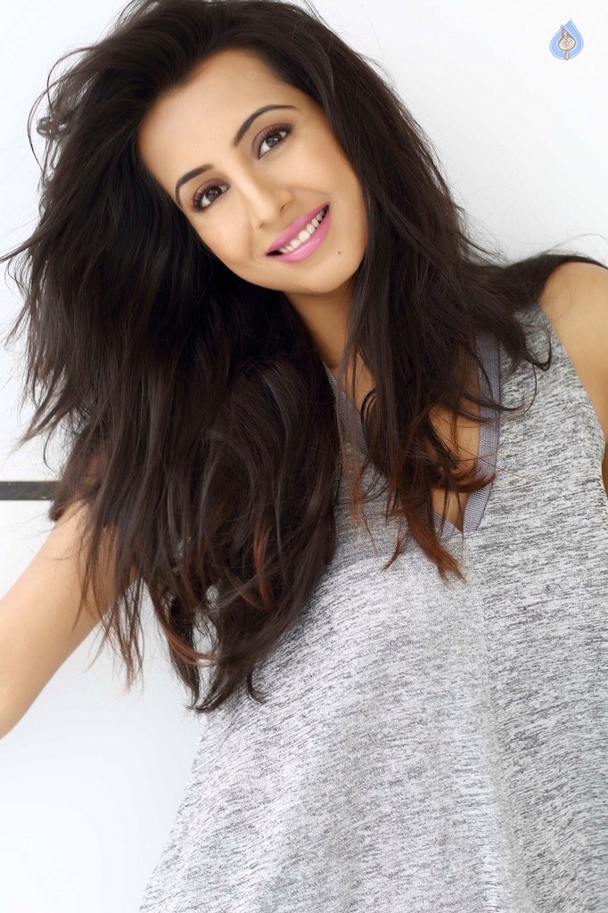Sanjjanaa Galrani New Pictures - 7 / 25 photos