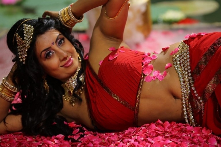 Sanjjanaa Galrani New Stills From Swarna Khadgam - 4 / 7 photos