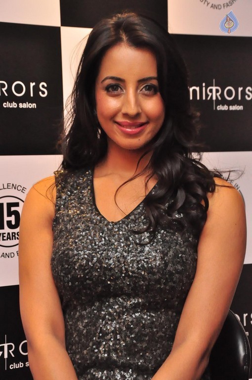 Sanjjanaa New Images - 34 / 42 photos
