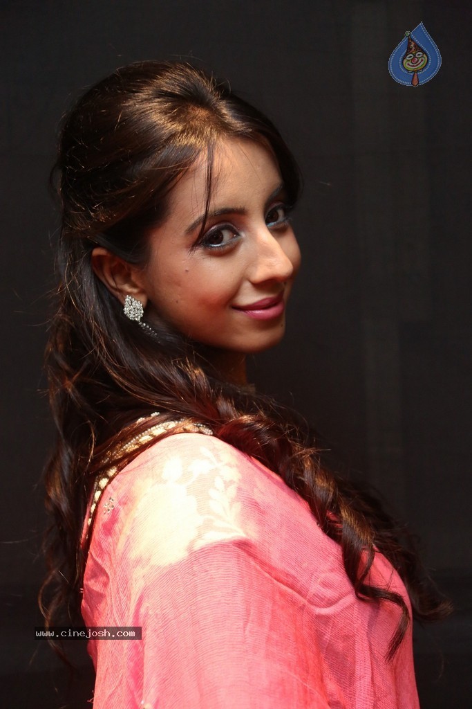 Sanjjanaa New Pics - 4 / 60 photos