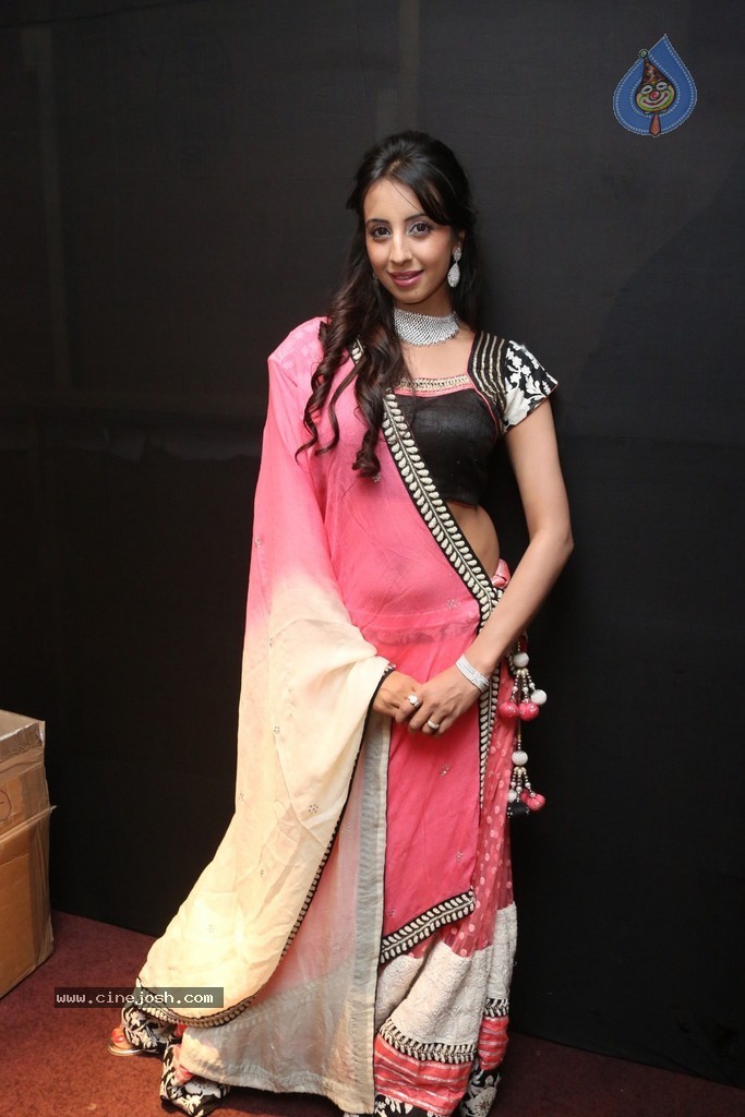 Sanjjanaa New Pics - 7 / 60 photos