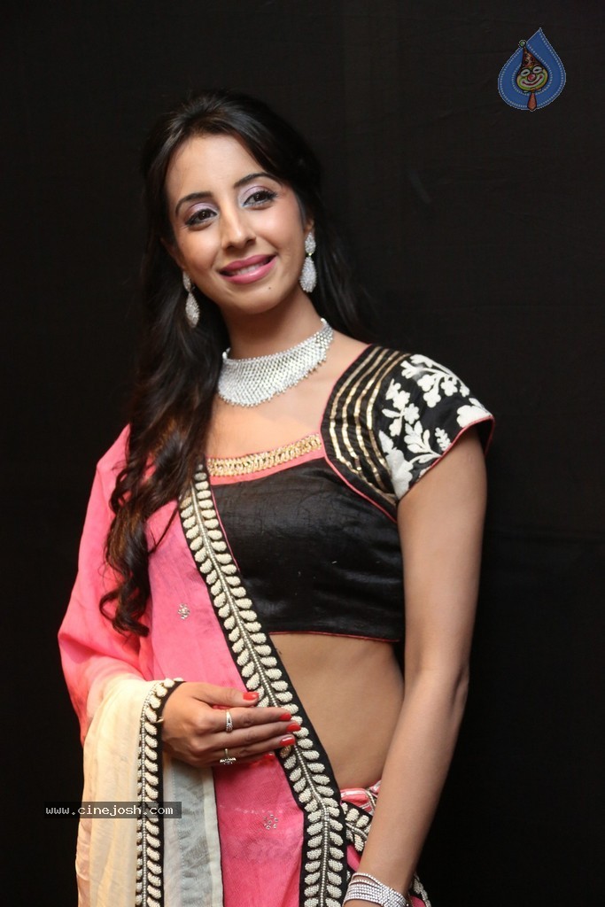 Sanjjanaa New Pics - 14 / 60 photos