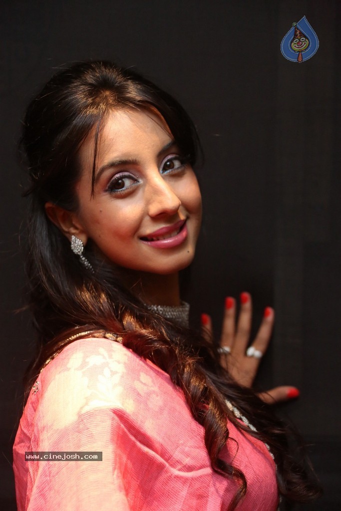 Sanjjanaa New Pics - 24 / 60 photos