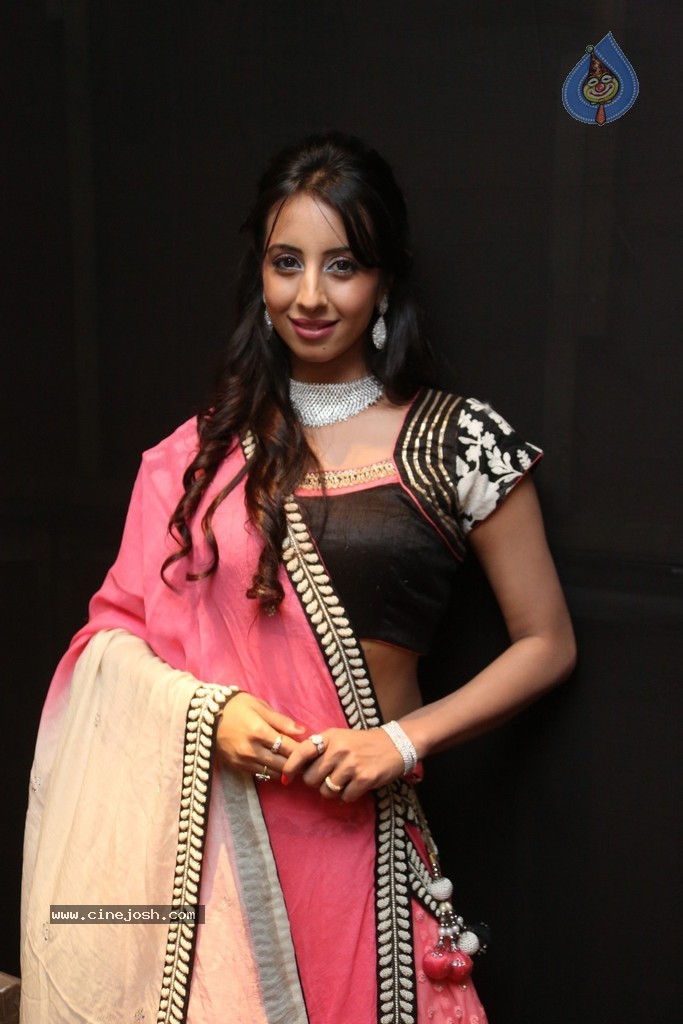 Sanjjanaa New Pics - 34 / 60 photos