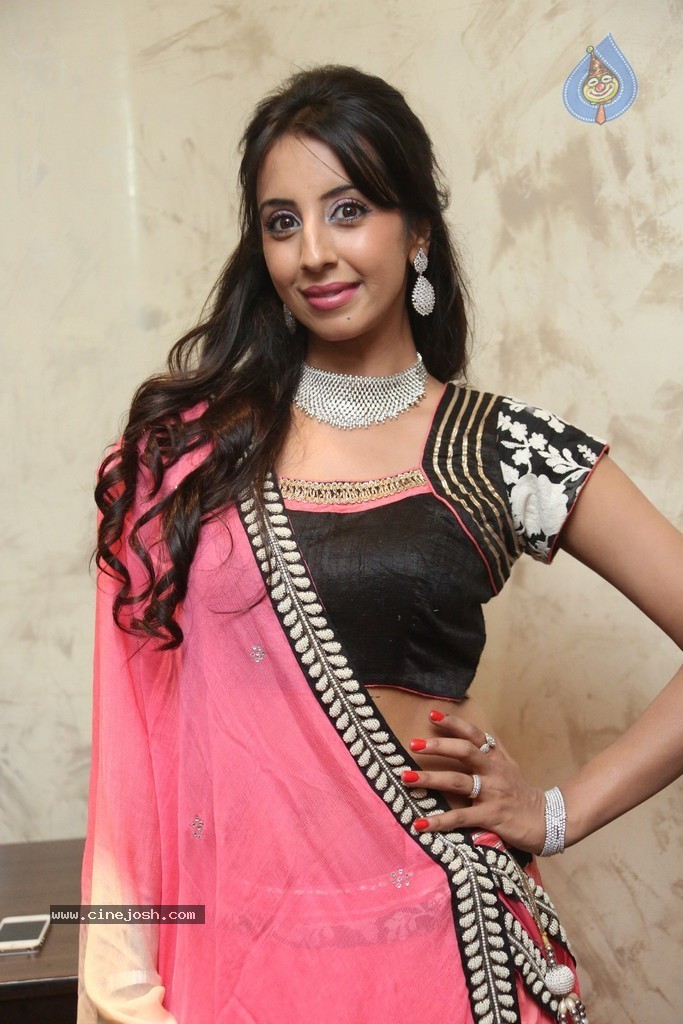 Sanjjanaa New Pics - 40 / 60 photos