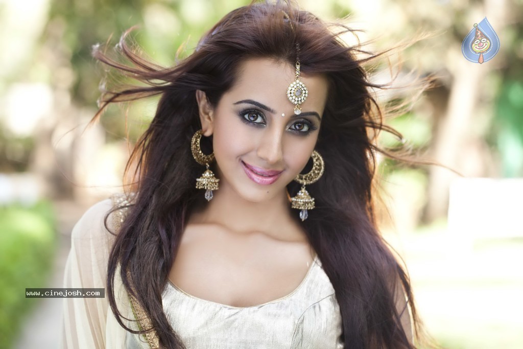 Sanjjanaa New Portfolio Stills - 33 / 42 photos