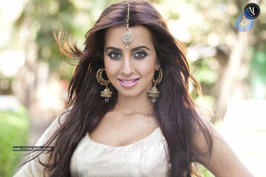 Sanjjanaa Photos - 35 / 35 photos