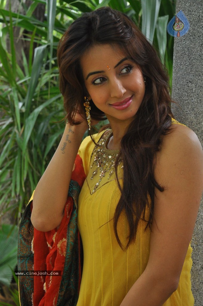 Sanjjanaa Photos - 4 / 46 photos