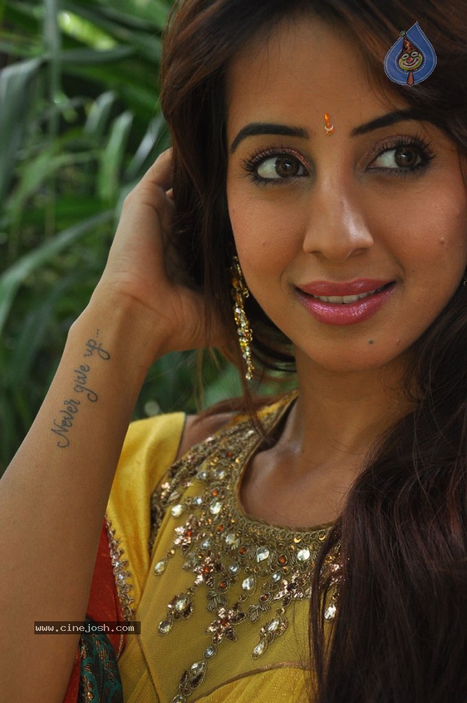 Sanjjanaa Photos - 10 / 46 photos