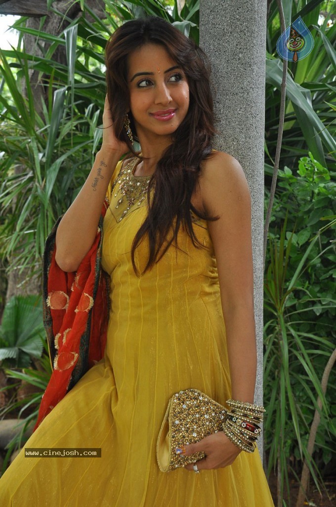 Sanjjanaa Photos - 18 / 46 photos