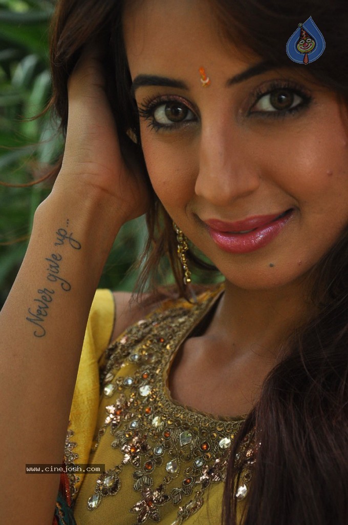 Sanjjanaa Photos - 22 / 46 photos