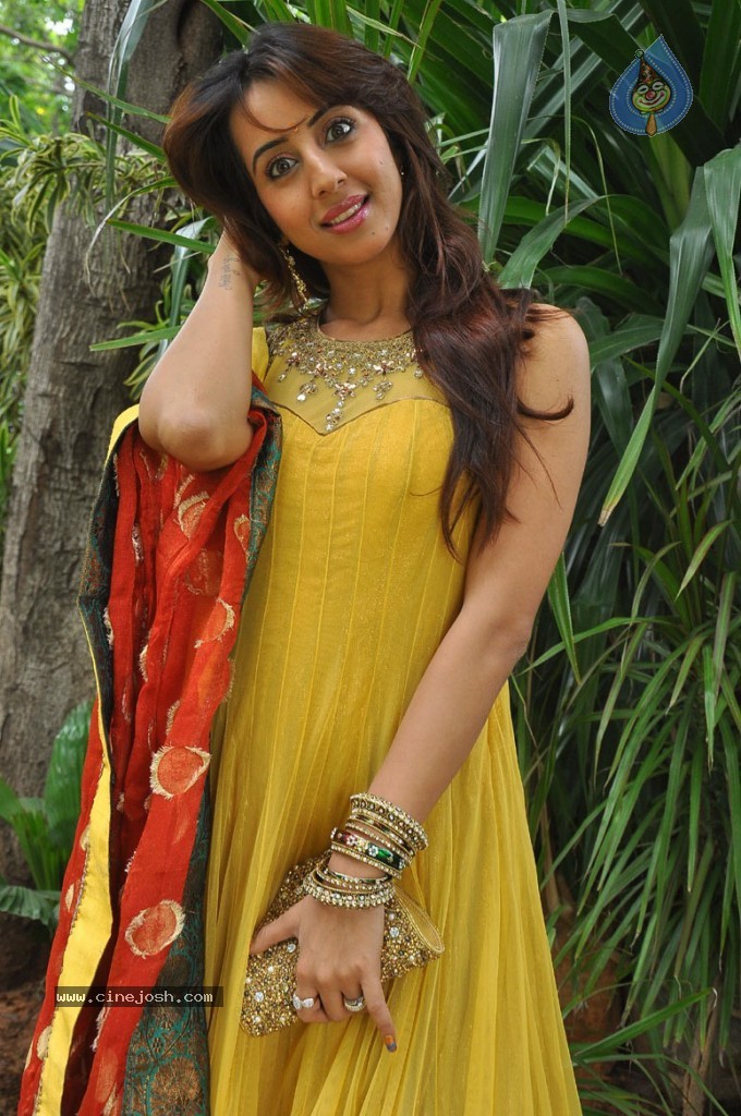 Sanjjanaa Photos - 28 / 46 photos