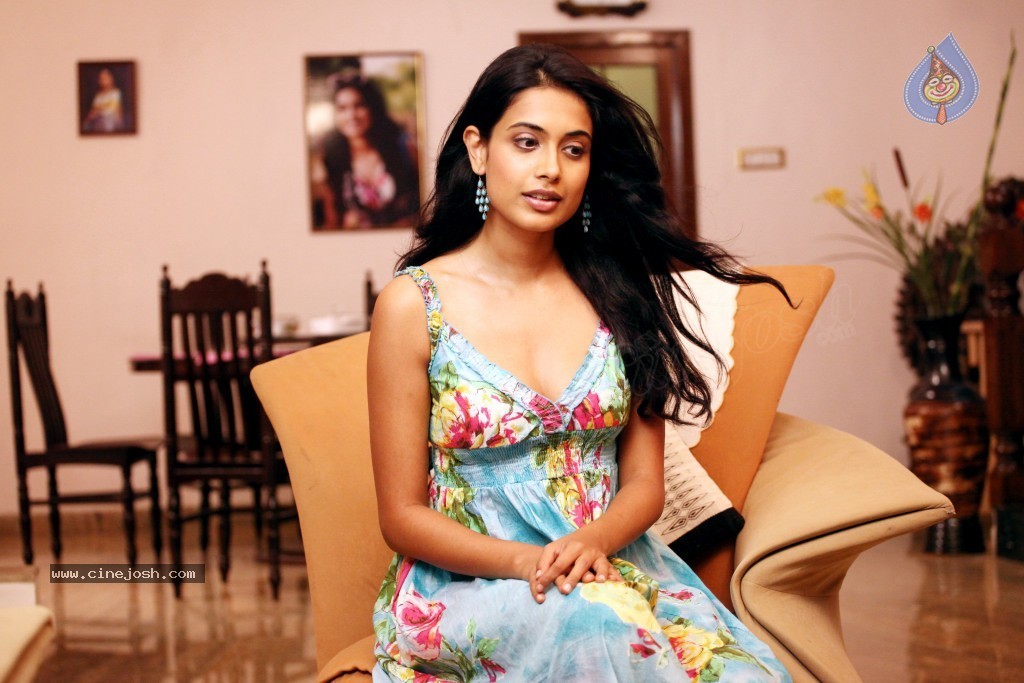 Sarah Jane Dias Hot Photos - 33 / 59 photos