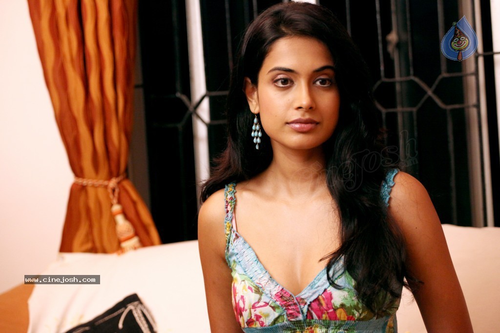 Sarah Jane Dias Hot Photos - 34 / 59 photos