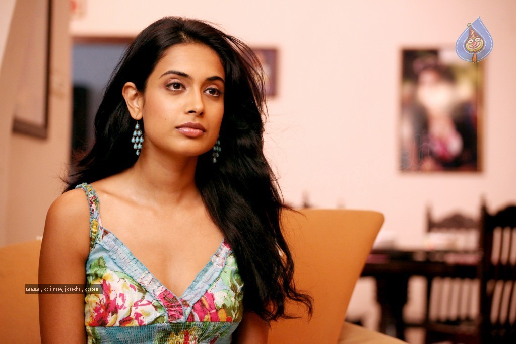 Sarah Jane Dias Hot Photos - 35 / 59 photos