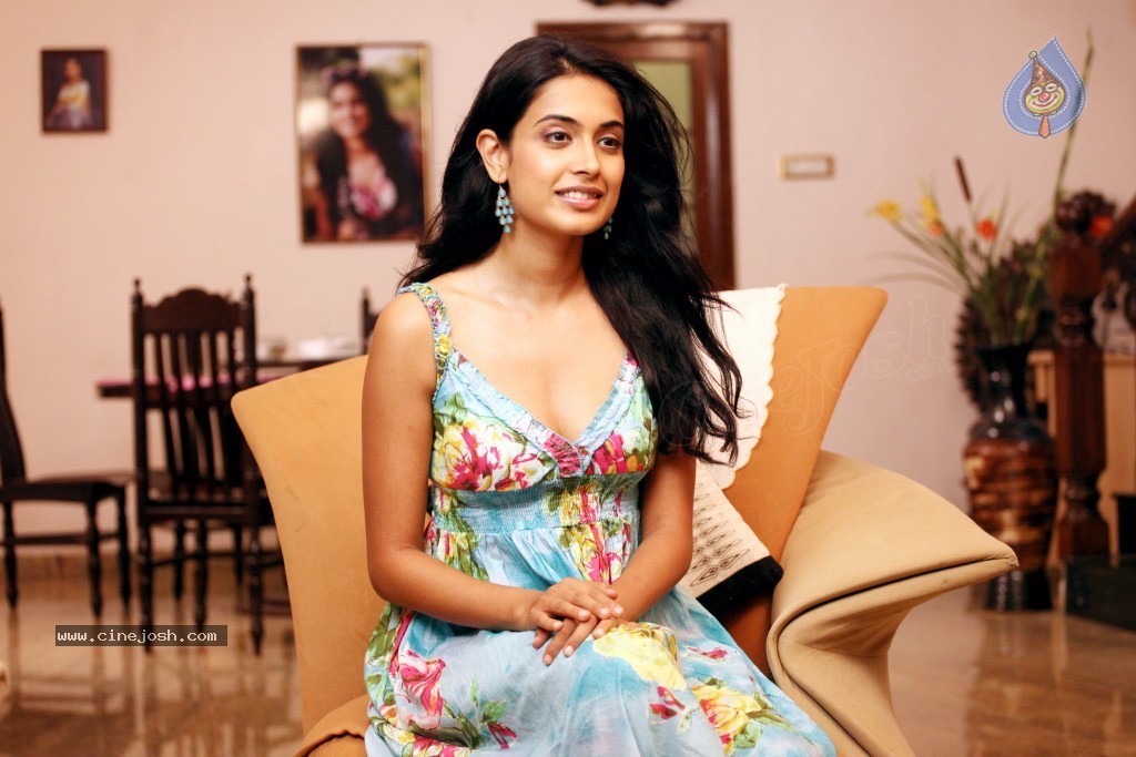 Sarah Jane Dias Hot Photos - 43 / 59 photos