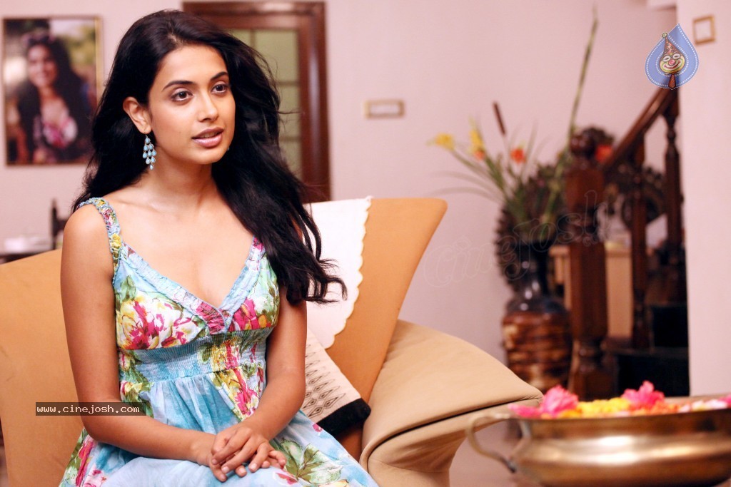 Sarah Jane Dias Hot Photos - 45 / 59 photos