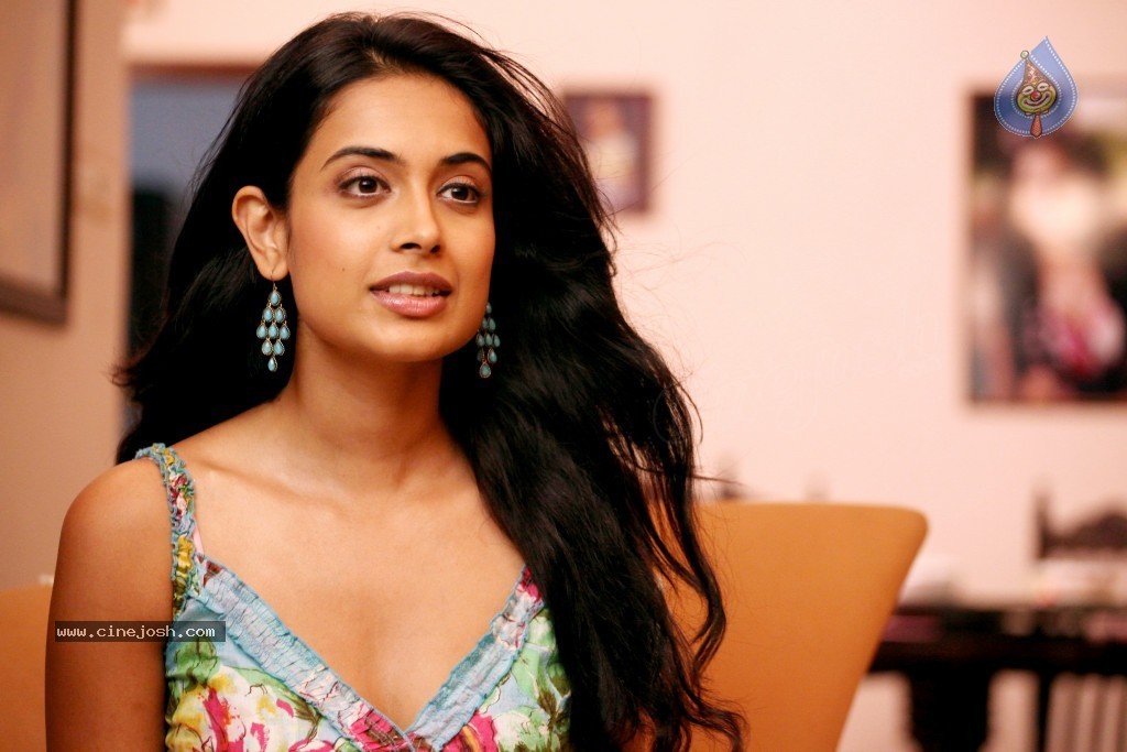 Sarah Jane Dias Hot Photos - 48 / 59 photos