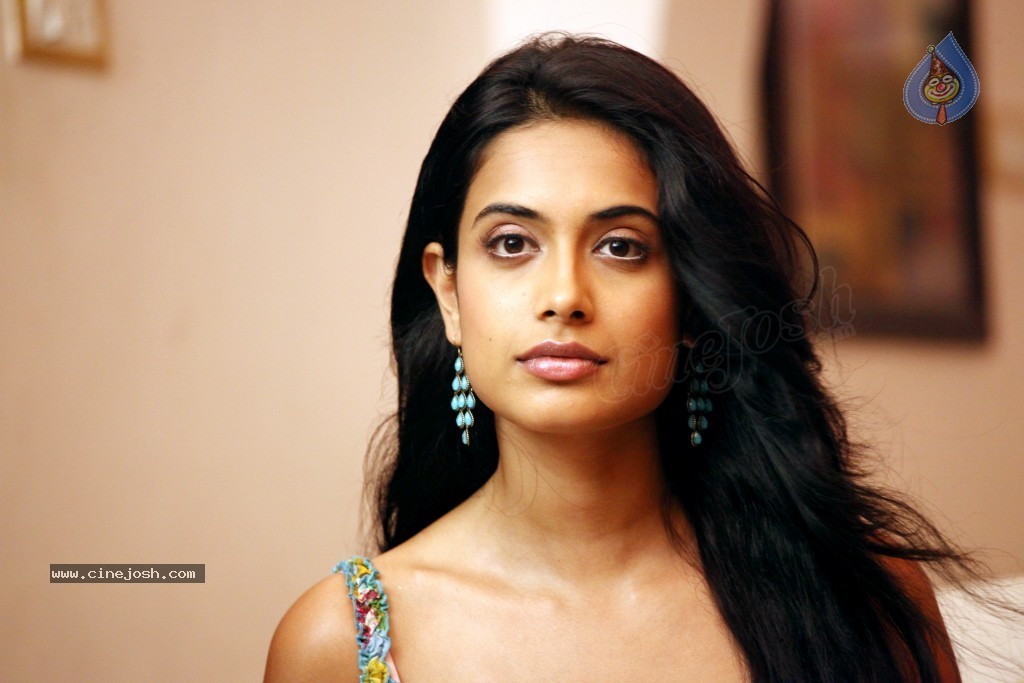 Sarah Jane Dias Hot Photos - 53 / 59 photos