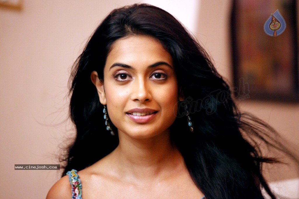 Sarah Jane Dias Hot Photos - 56 / 59 photos