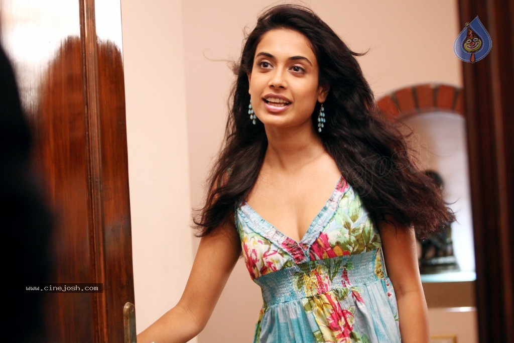 Sarah Jane Dias Hot Photos - 57 / 59 photos