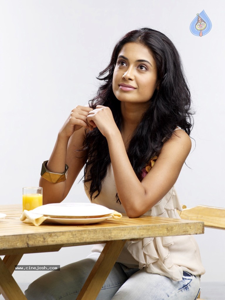 Sarah Jane Dias Hot Stills - 37 / 51 photos