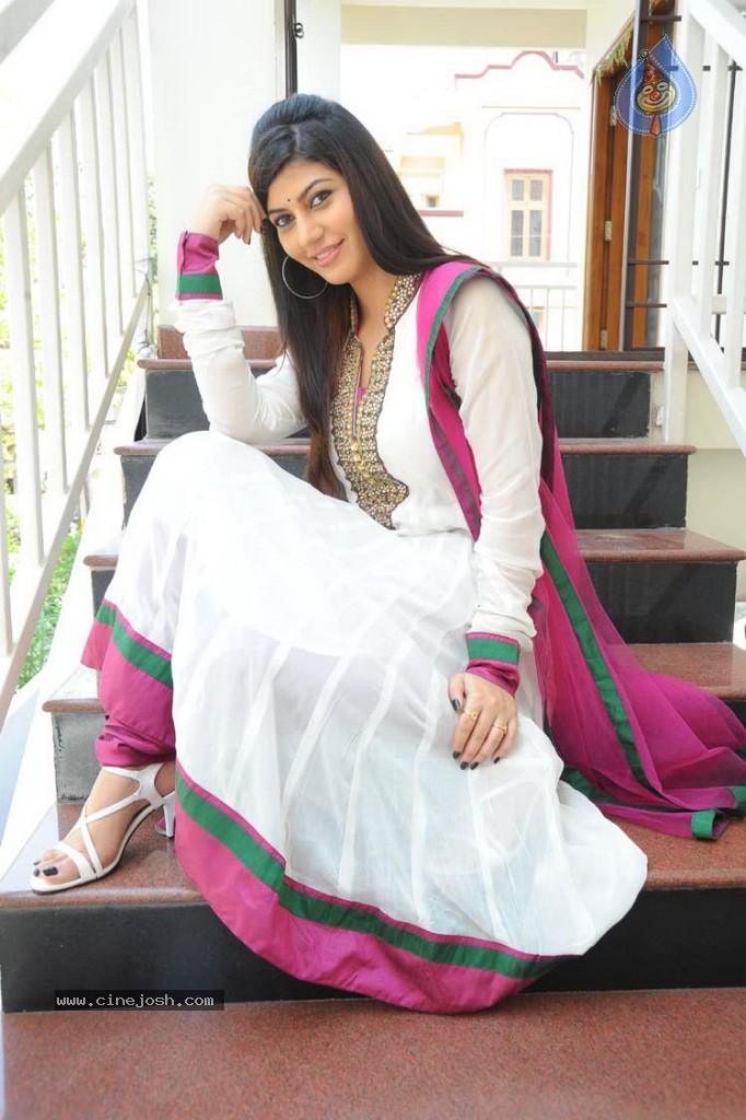 Sarah Sharma New Stills - 17 / 58 photos