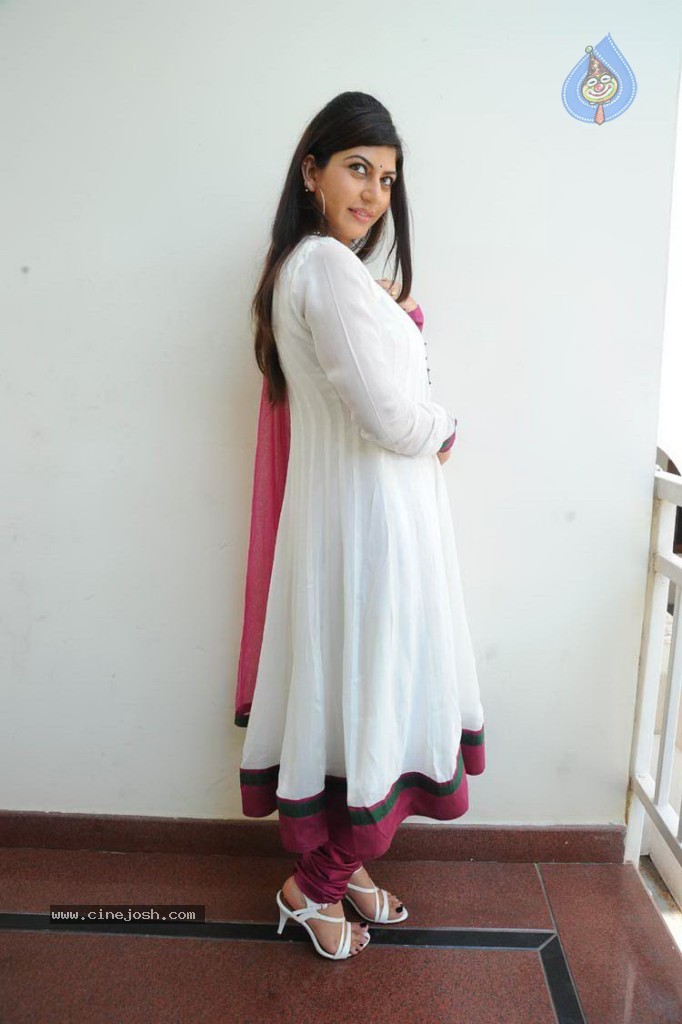 Sarah Sharma New Stills - 35 / 58 photos