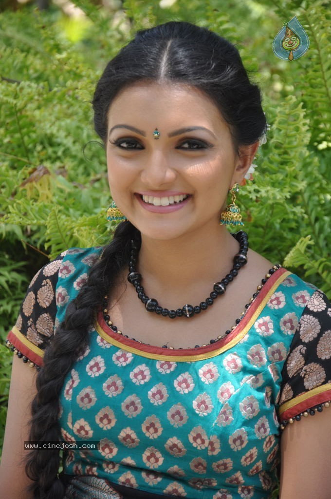 Saranya Mohan New Photos - 17 / 32 photos
