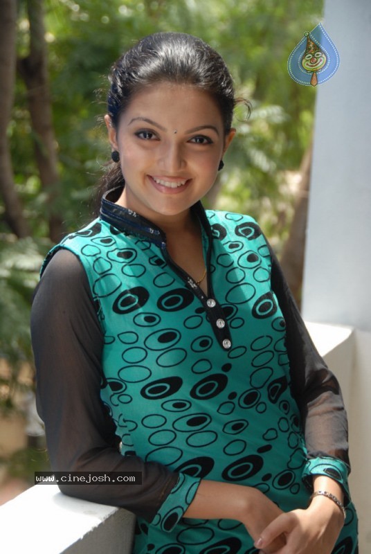 Saranya Mohan Stills - 13 / 60 photos