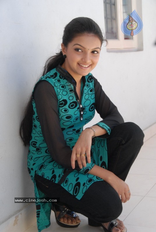 Saranya Mohan Stills - 25 / 60 photos