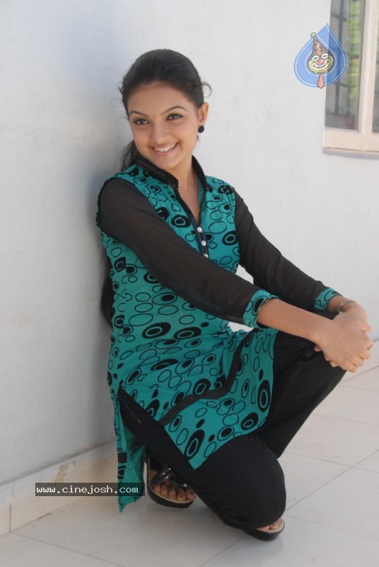 Saranya Mohan Stills - 33 / 60 photos