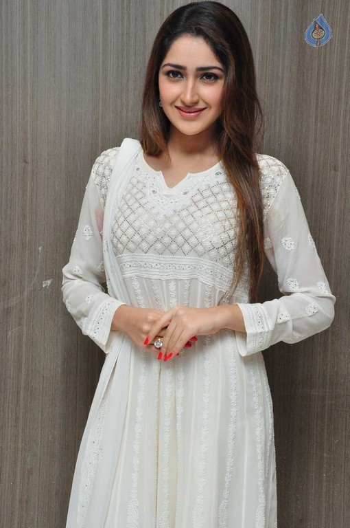 Sayyeshaa Images - 6 / 31 photos