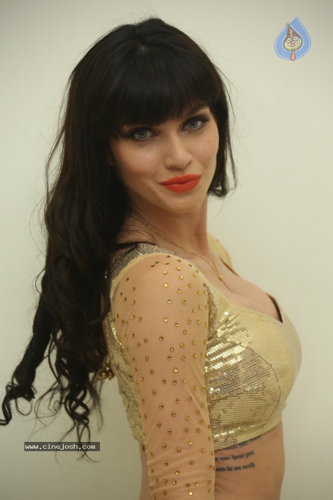 Scarlett Wilson Hot Stills - 14 / 62 photos