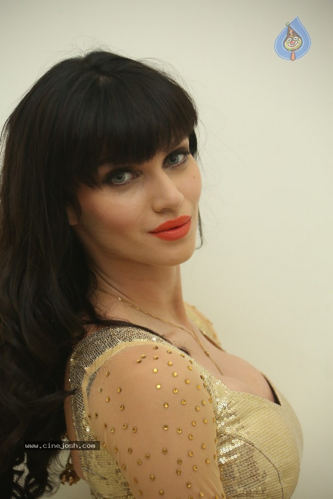 Scarlett Wilson Hot Stills - 37 / 62 photos