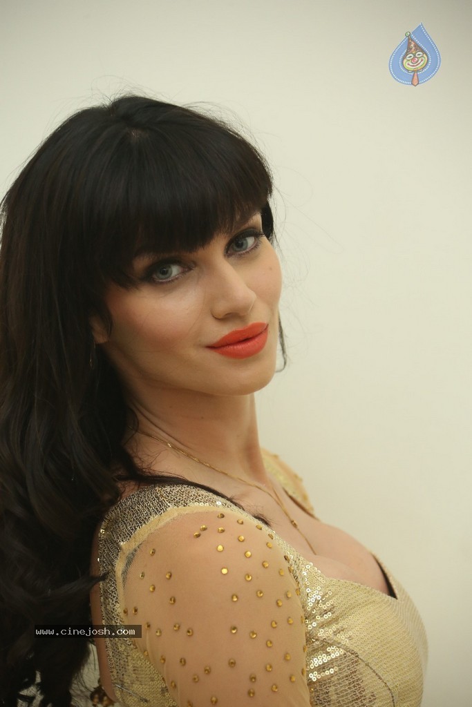 Scarlett Wilson Hot Stills - 59 / 62 photos