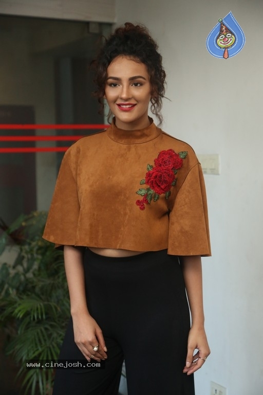 Seerat Kapoor at Raju Gari Gadhi 2 Press Meet - 19 / 30 photos