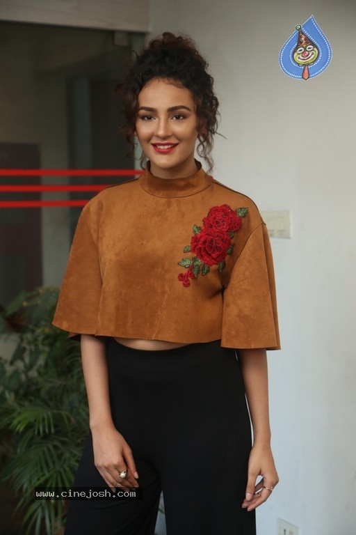 Seerat Kapoor at Raju Gari Gadhi 2 Press Meet - 29 / 30 photos