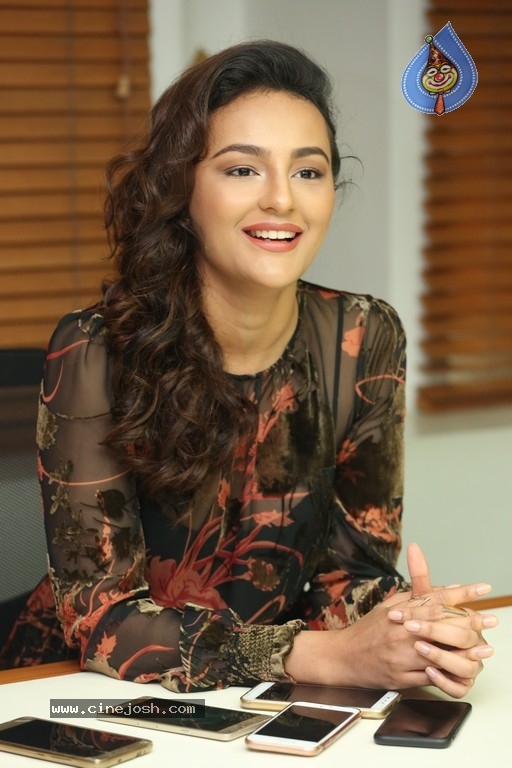 Seerat Kapoor Interview Photos - 13 / 30 photos